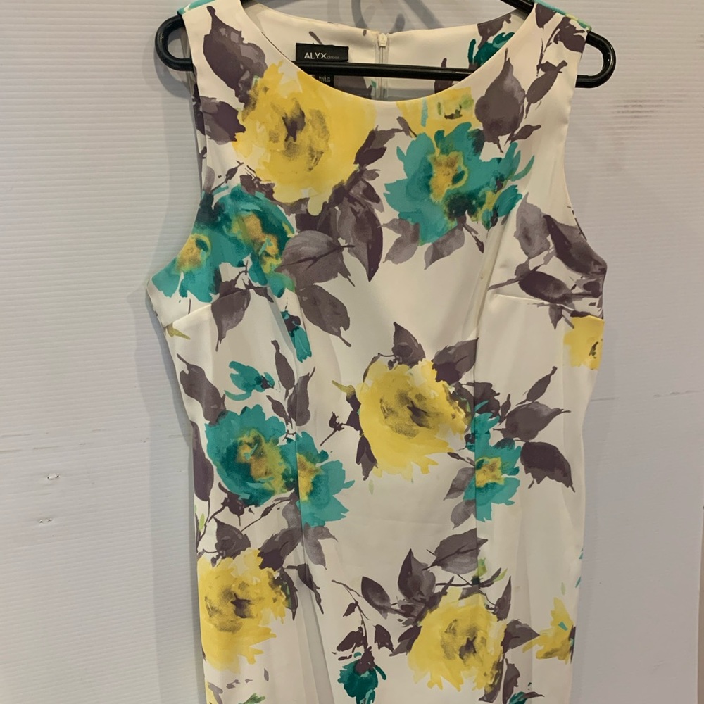 Knee length dress. Floral design. Zipper back.